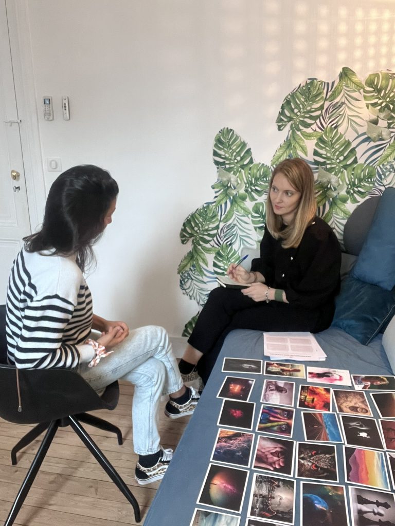 deux personnes en séances de coaching avec des cartes de photolangage